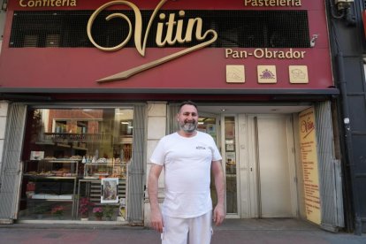 Rafael Mesonero, propietario de la confitería Vitín , en el número 34