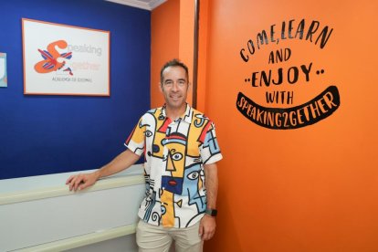 Toño Santamaría, dueño de la academia de idiomas Speaking 2Gether, en el número 43