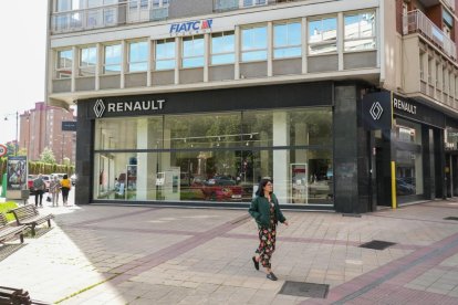 Concesionario Renault en el paseo del Hospital Militar en la actualidad