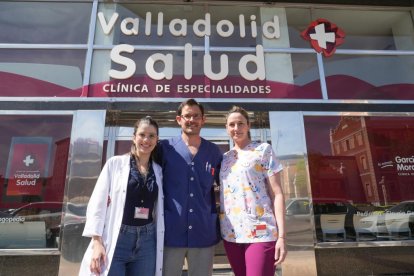 Marycarmen Nieto, Enrique de Castro y Lorena Fuertes, parte del equipo de la clínica de especialidades Valladolid Salud, en el número 25