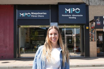 Sandra Pérez, trabajadora de la tienda de maquinaria para la hostelería Maquinarias Pérez Otero, en el número 23