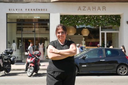 Helena Castro, dueña de la tienda de moda nupcial Silvia Fernández y Azahar, en los número 21 y 23
