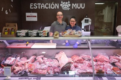 Santiago Castro con Milena Jaramillo, dueños de la carnicería Estación Muuu, en el número 2