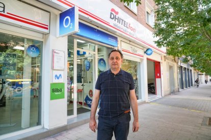 Roberto Herrero, dueño de la tienda y taller de telefonía móvil y electrónica del automóvil Dhitelefon, en los número 3 y 5