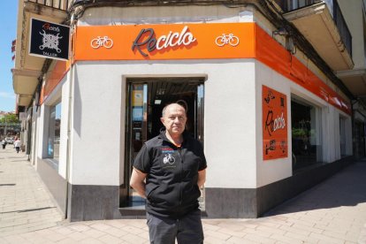 Alberto Blanco, dueño de la tienda compra-venta de segunda mano y taller multimarca de bicicletas, en el número 1