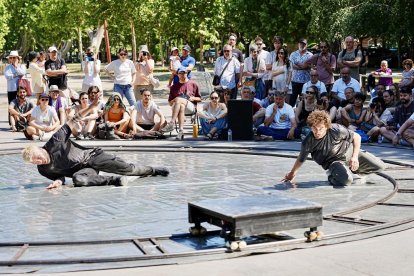 Danza del dúo que integra la compañía Le grande jeté con su espectáculo ‘Répliques’.
