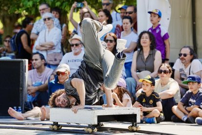 Danza del dúo que integra la compañía Le grande jeté con su espectáculo ‘Répliques’.