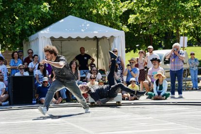 Danza del dúo que integra la compañía Le grande jeté con su espectáculo ‘Répliques’.