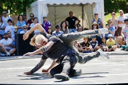 Danza del dúo que integra la compañía Le grande jeté con su espectáculo ‘Répliques’.