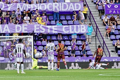 Una acción del real Valladolid 0-2 Deportivo en Zorrilla.