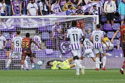 Una acción del real Valladolid 0-2 Deportivo en Zorrilla.