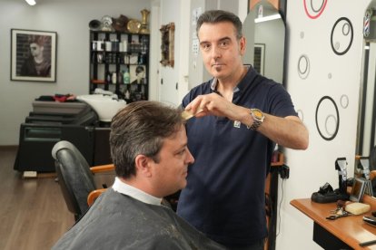Mario Rabadán, dueño de la peluquería y barbería Mario Rabadán, en el pasaje que comunica con la calle Joaquín María Jalón.