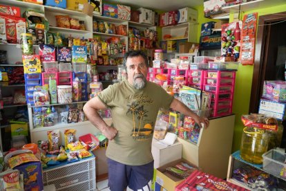 Ángel Rodríguez, dueño del kiosco Tito, en el número 2