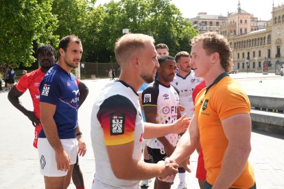 Capitanes de las selecciones internacionales de Seven Rugby en la Plaza Zorrilla.