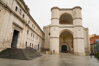 El monumental pórtico de San Benito el Real, diseñado por Rodrigo Gil de Hontañón en el siglo XVI, es uno de los iconos arquitectónicos de Valladolid.