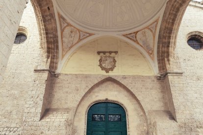 El escudo napoleónico de José I Bonaparte permanece visible en el pórtico de San Benito el Real, posiblemente un vestigio excepcional de la ocupación francesa en España.