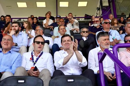 Jesús Julio Carnero y Afonso Fernández Mañueco en el palco de las Seven World Series del José Zorrilla.