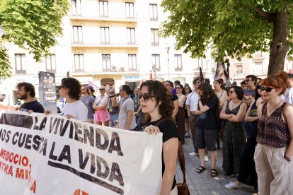 El Sindicato de Vivienda de Valladolid convoca una concentración bajo el lema ‘La vivienda nos cuesta la vida’ frente a la crisis habitacional.