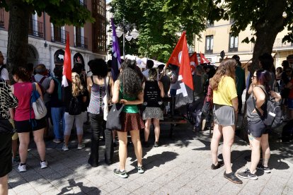 El Sindicato de Vivienda de Valladolid convoca una concentración bajo el lema ‘La vivienda nos cuesta la vida’ frente a la crisis habitacional.