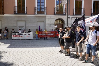 El Sindicato de Vivienda de Valladolid convoca una concentración bajo el lema ‘La vivienda nos cuesta la vida’ frente a la crisis habitacional.
