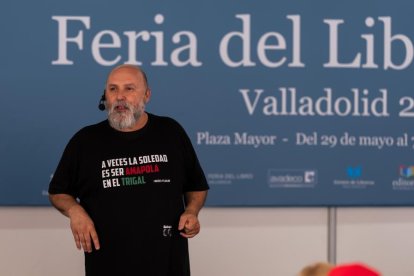 Actividad de la Feria del Libro en la plaza Mayor