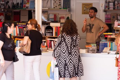 Casetas de la Feria del Libro en la plaza Mayor