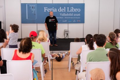 Casetas de la Feria del Libro en la plaza Mayor