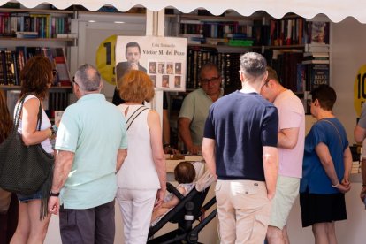 Casetas de la Feria del Libro en la plaza Mayor