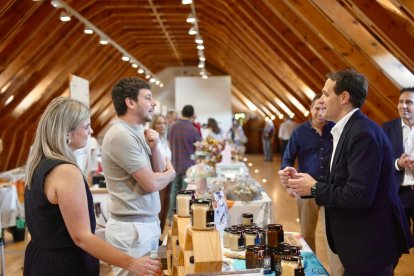 El presidente de la Diputación de Valladolid visita la Feria Dulcería