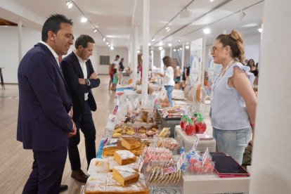 El presidente de la Diputación de Valladolid visita la Feria Dulcería
