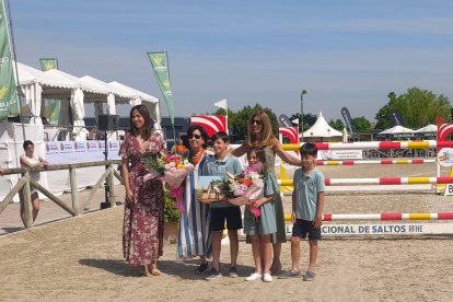 La familia de Gonzalo Cebrián recibe el homenaje a Gonzalo.