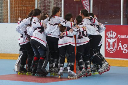La selección femenina sub-16 de Castilla y León celebra el título.