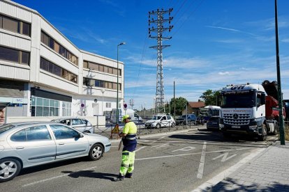 Retirada del paso a nivel de la vía de Ariza en la calle Arca Real