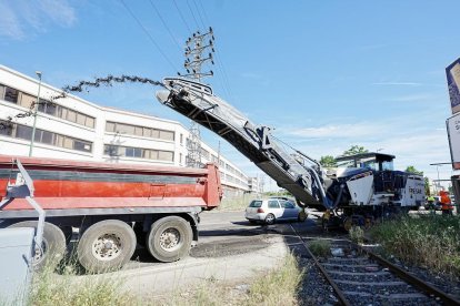 Retirada del paso a nivel de la vía de Ariza en la calle Arca Real