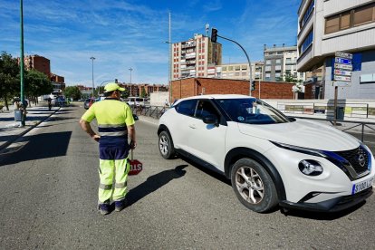 Retirada del paso a nivel de la vía de Ariza en la calle Arca Real