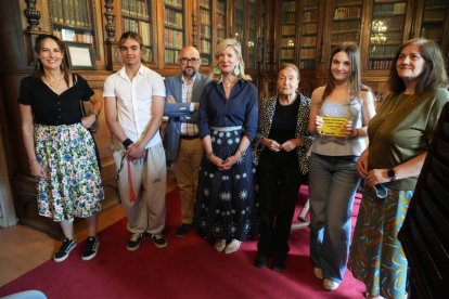 Los ganadores del taller de columnismo Francisco Umbral posan con la concejala Irene Carvajal y María España.