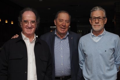 Julián Redondo, José Miguel Ortega y Javier Ares durante la 233ª entrega de Los Desayunos de la APDV.