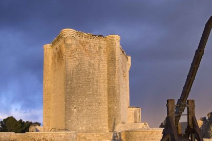 Una catapulta reconstruida recibe a los visitantes del Castillo de Íscar, una fortaleza medieval restaurada y abierta al público desde los años noventa.
