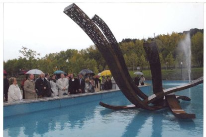 Inauguración del parque Villa del Prado en 2008 con la asistencia del ex alcalde de Valladolid, Javier León de la Riva, entre otras autoridades.