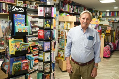 Juan Antonio Iglesias Real, padre de los dueños de La Librería de Mi Barrio, en el número 15