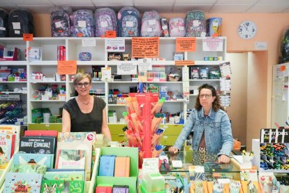 Marta Andrés y Chus Marcos son el nuevo equipo de la librería Papel o Tijera, en el número 7