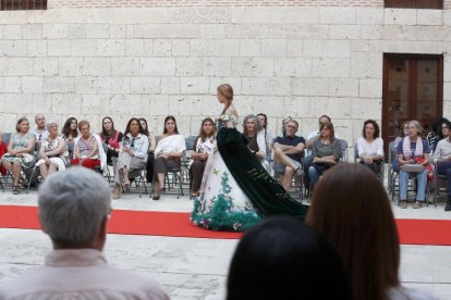 Desfile 'La provincia de Valladolid viste su patrimonio' en Simancas (Valladolid)