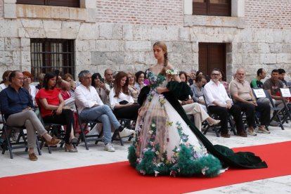 Desfile 'La provincia de Valladolid viste su patrimonio' en Simancas (Valladolid)