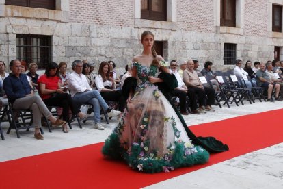Desfile 'La provincia de Valladolid viste su patrimonio' en Simancas (Valladolid)