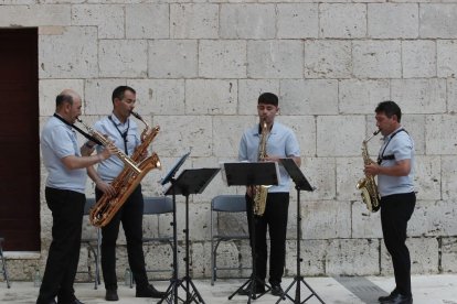 Desfile 'La provincia de Valladolid viste su patrimonio' en Simancas (Valladolid)