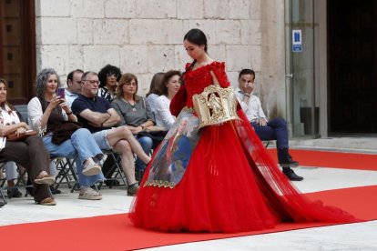 Desfile 'La provincia de Valladolid viste su patrimonio' en Simancas (Valladolid)