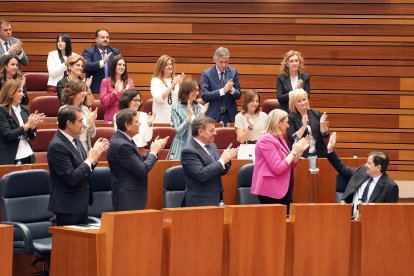 Instantes del pleno de investidura en las Cortes de Castilla y León.