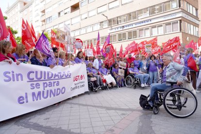 UGT Servicios Públicos Castilla y León se concentra para denunciar las condiciones del sector de la Dependencia.