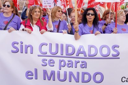 UGT Servicios Públicos Castilla y León se concentra para denunciar las condiciones del sector de la Dependencia.