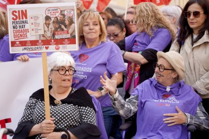 UGT Servicios Públicos Castilla y León se concentra para denunciar las condiciones del sector de la Dependencia.